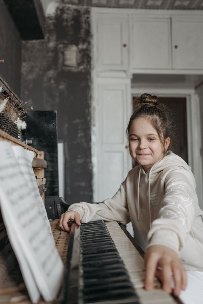 Fille jouant du piano